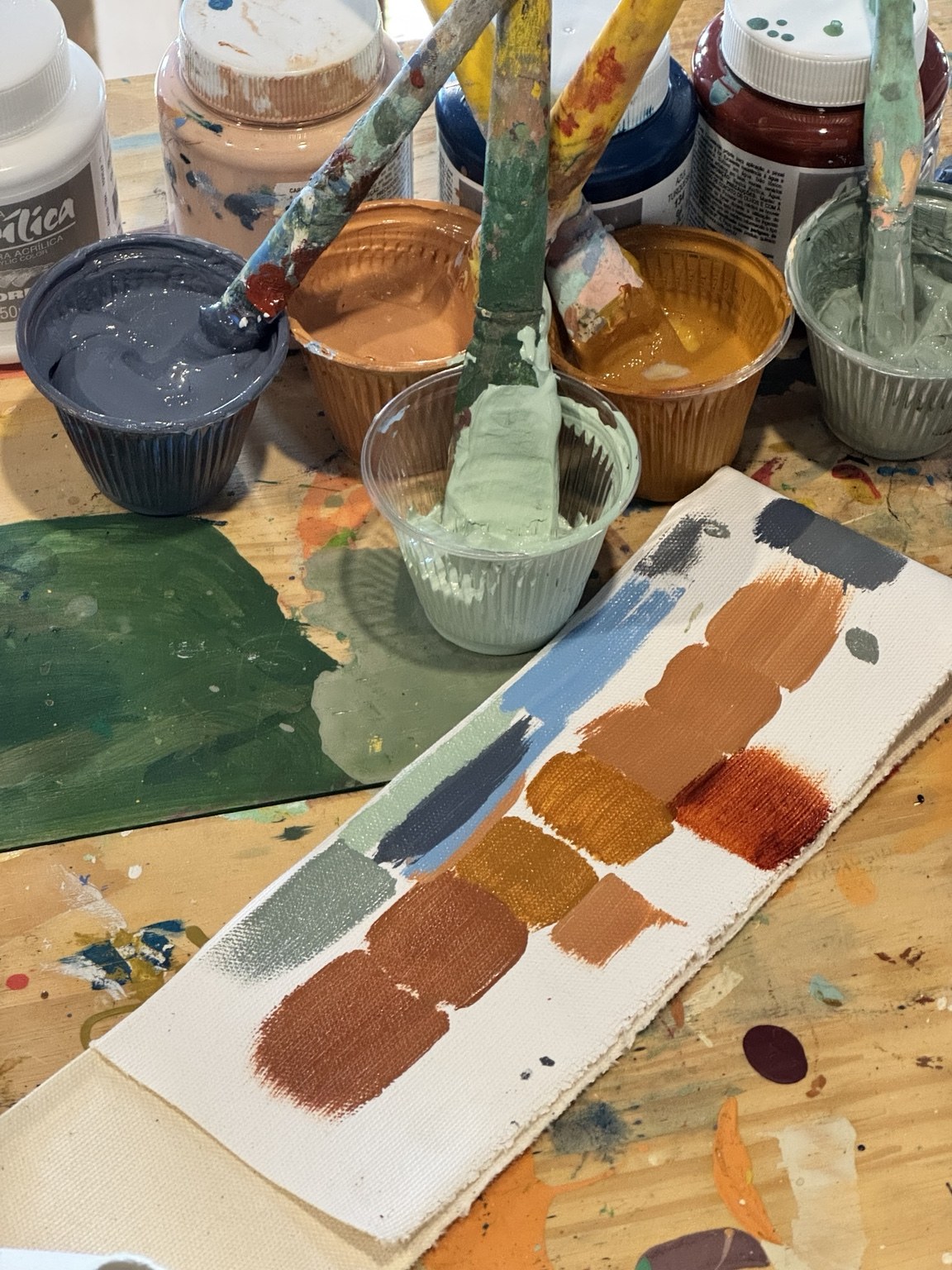 Misturas de tinta e estudos de cores sobre a mesa