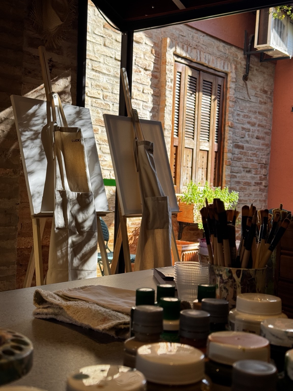 Tintas e pincéis preparados no ateliê