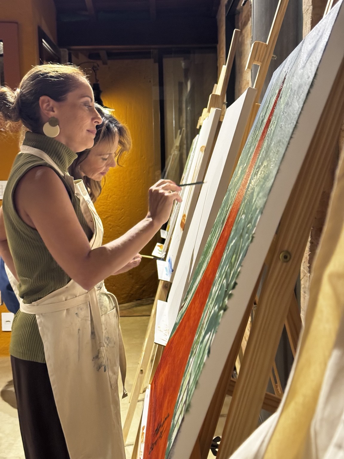 Participantes experimentando a pintura durante uma vivência no ateliê