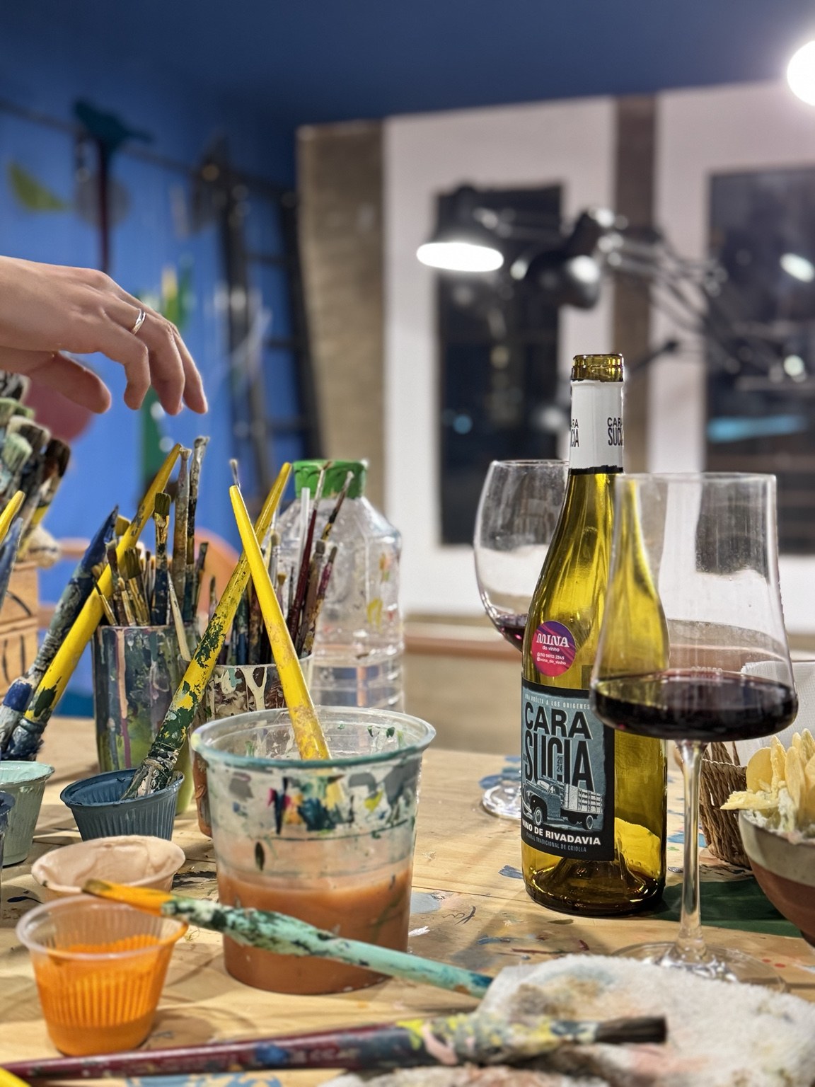 Vinho e tintas sobre a mesa de criação