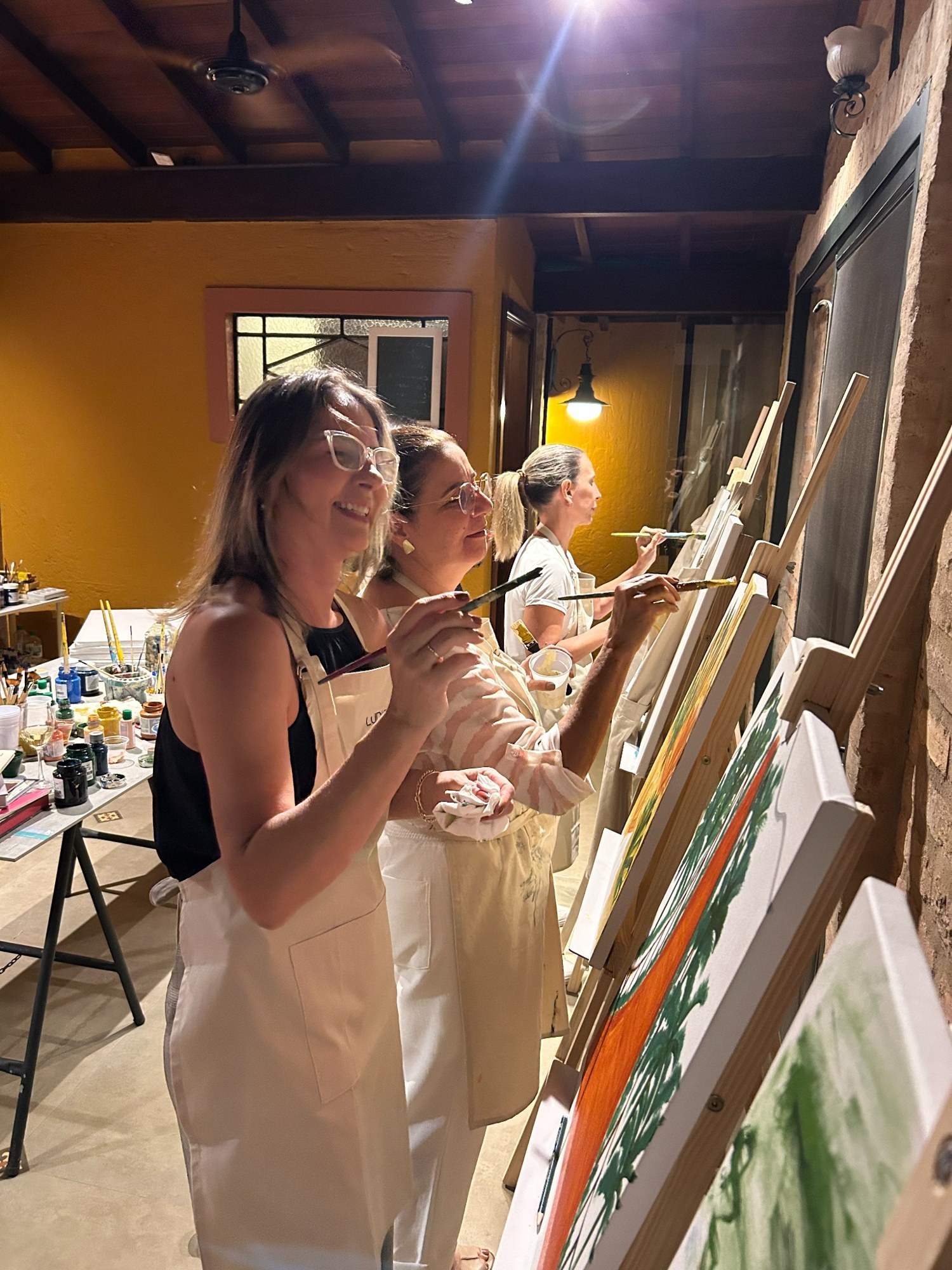 Participantes pintando em seus cavaletes