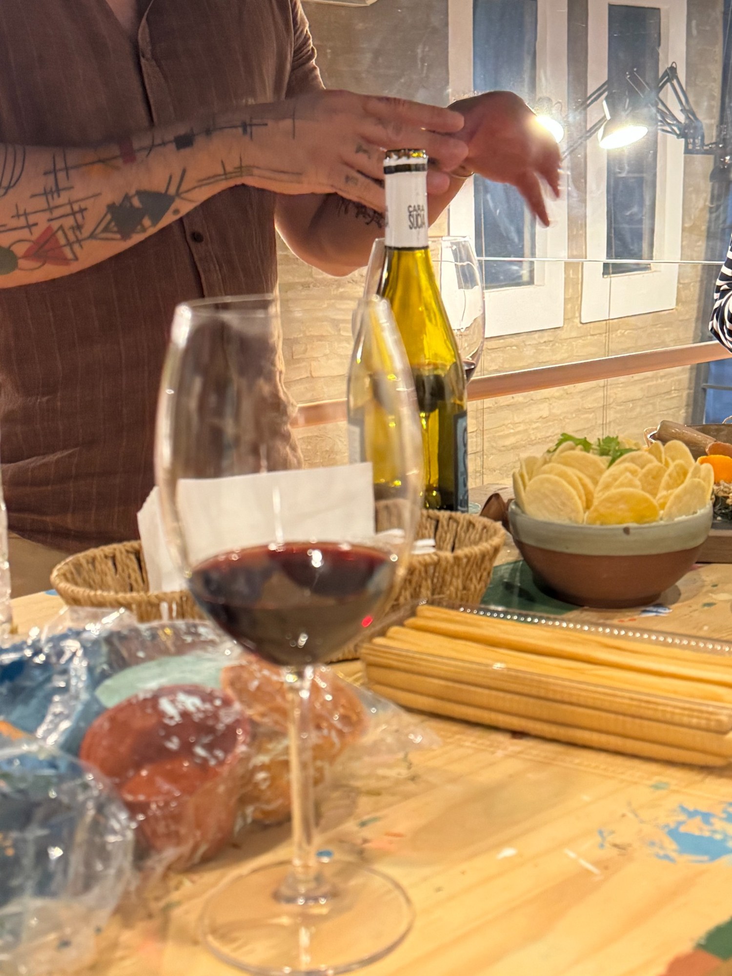 Vinho sobre a mesa durante a experiência