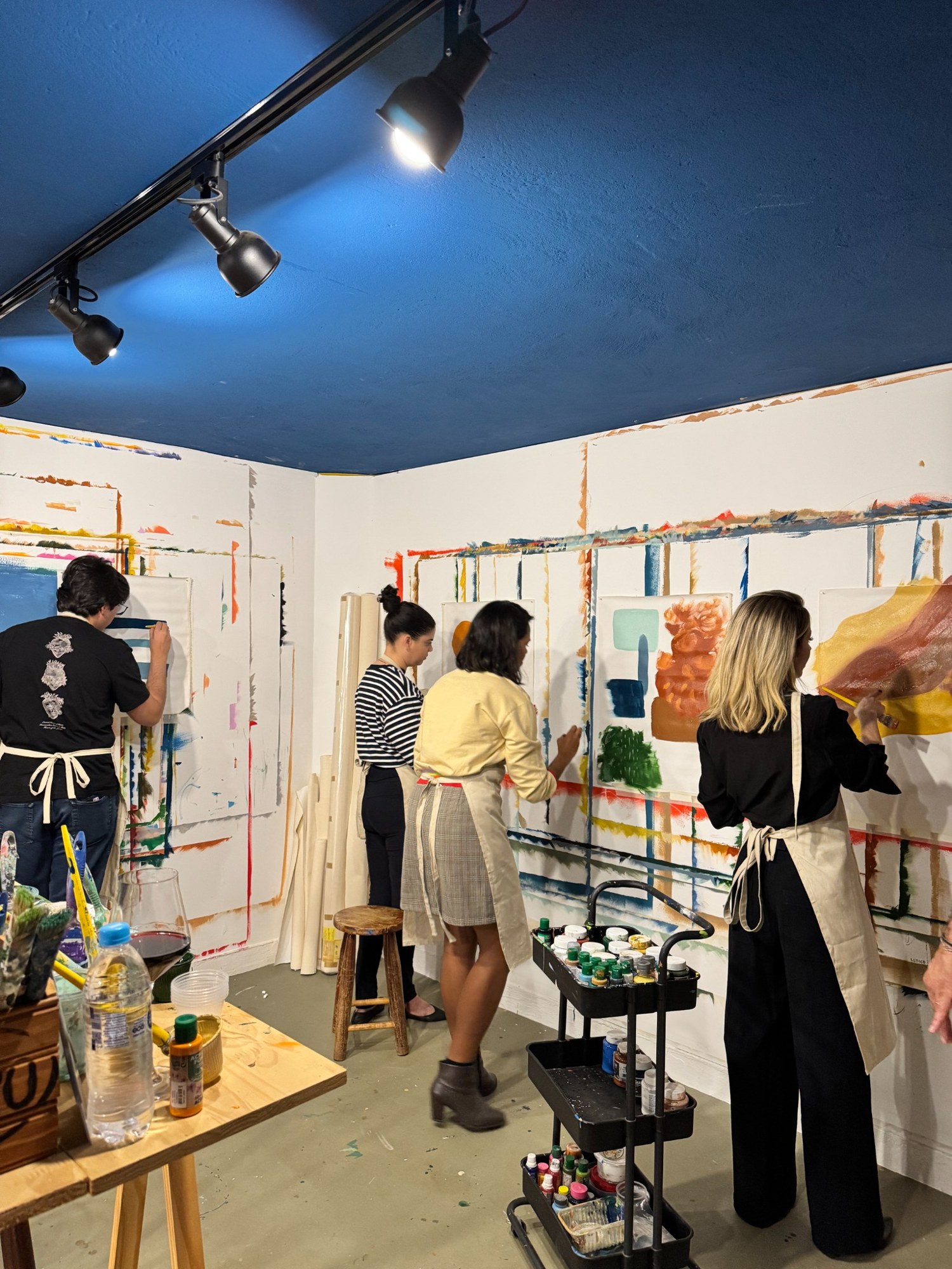 Grupo criando entre as obras do ateliê